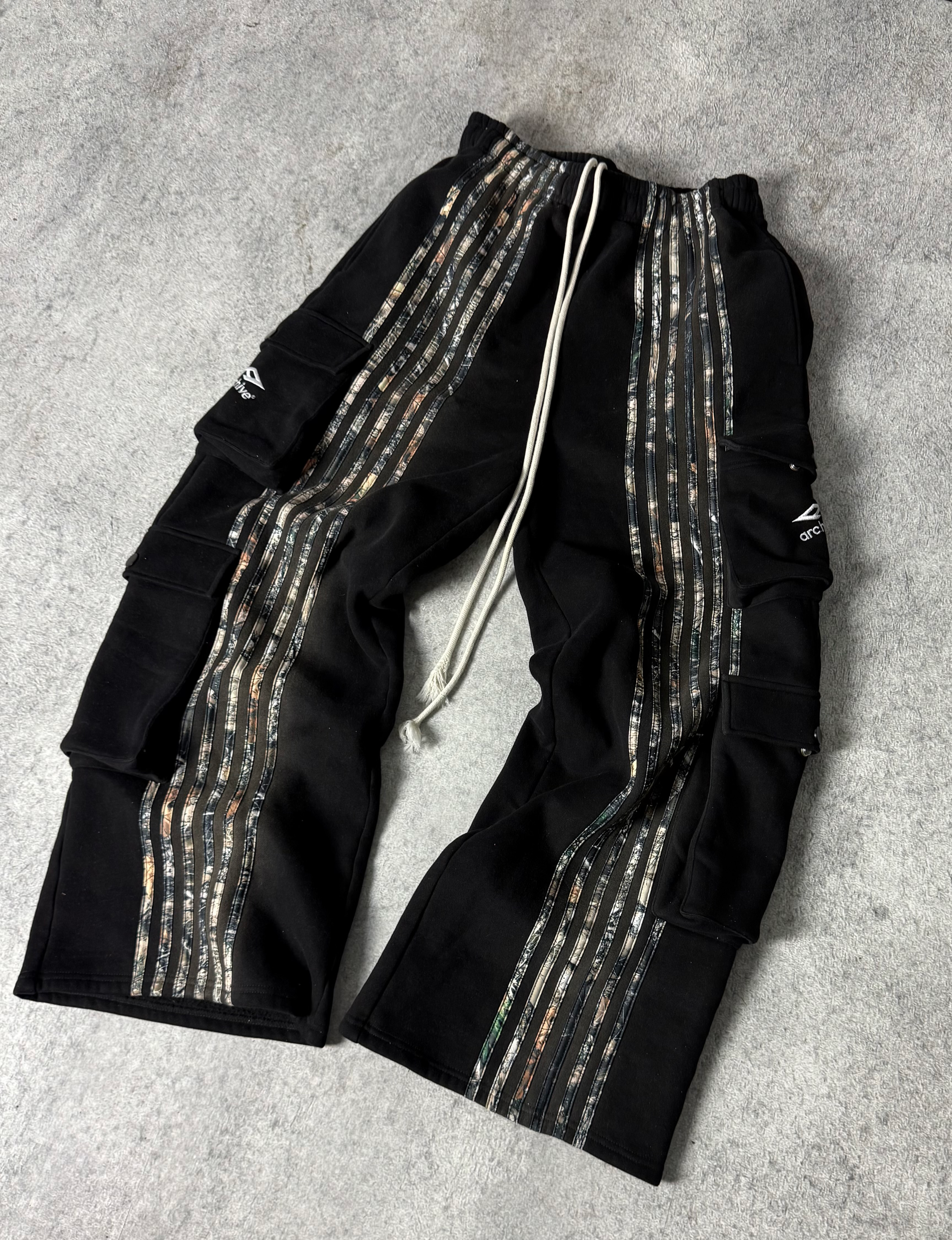 ARCHIVE HUNTER CARGO STRIPE SWEATPANTS CAMO - BLACK