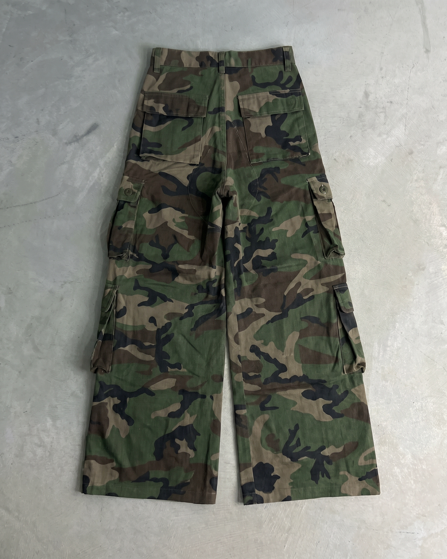 'ART ON DISPLAY' CAMO CARGO PANTS