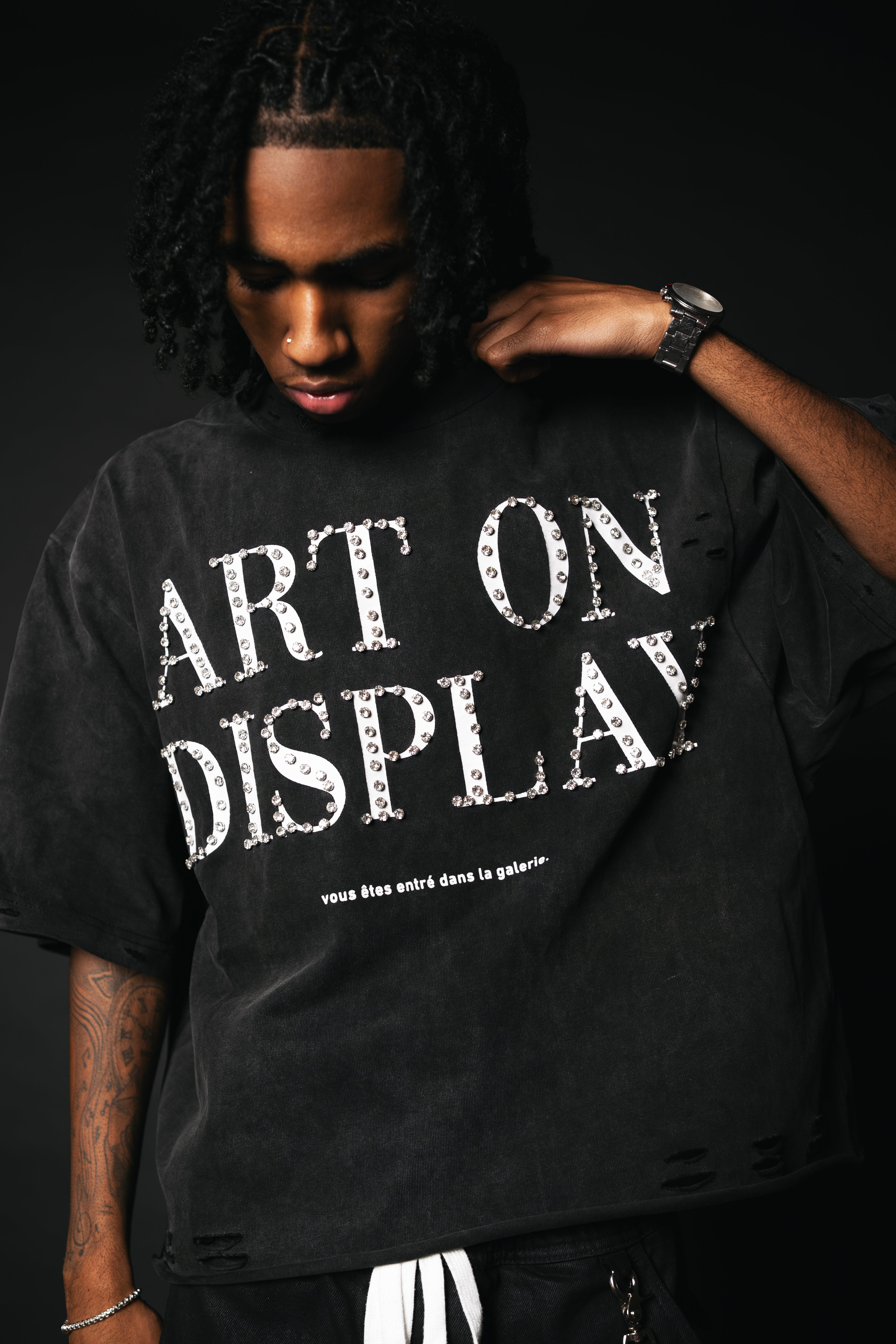 "ART ON DISPLAY" RHINESTONE DISTRESSTED TEE