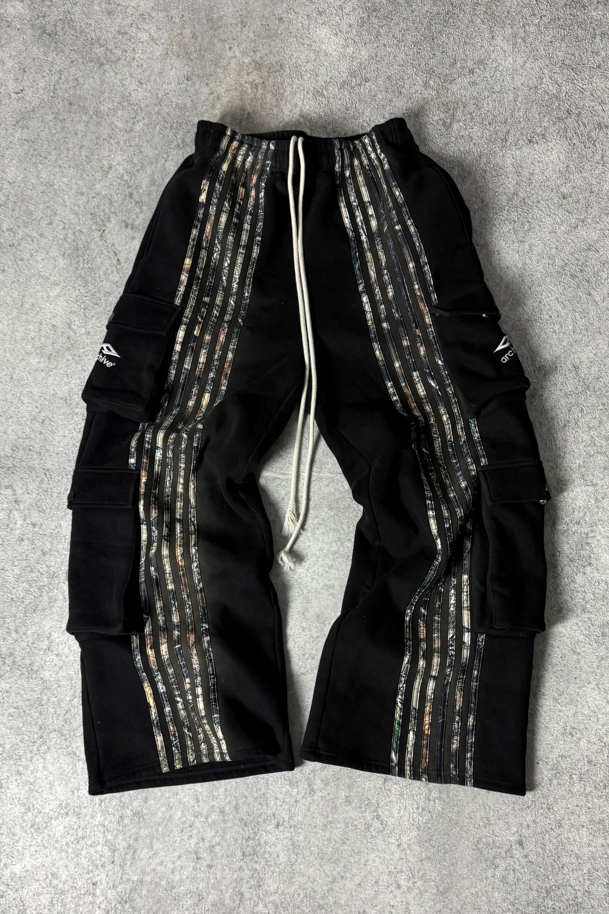 ARCHIVE HUNTER CARGO STRIPE SWEATPANTS CAMO - BLACK