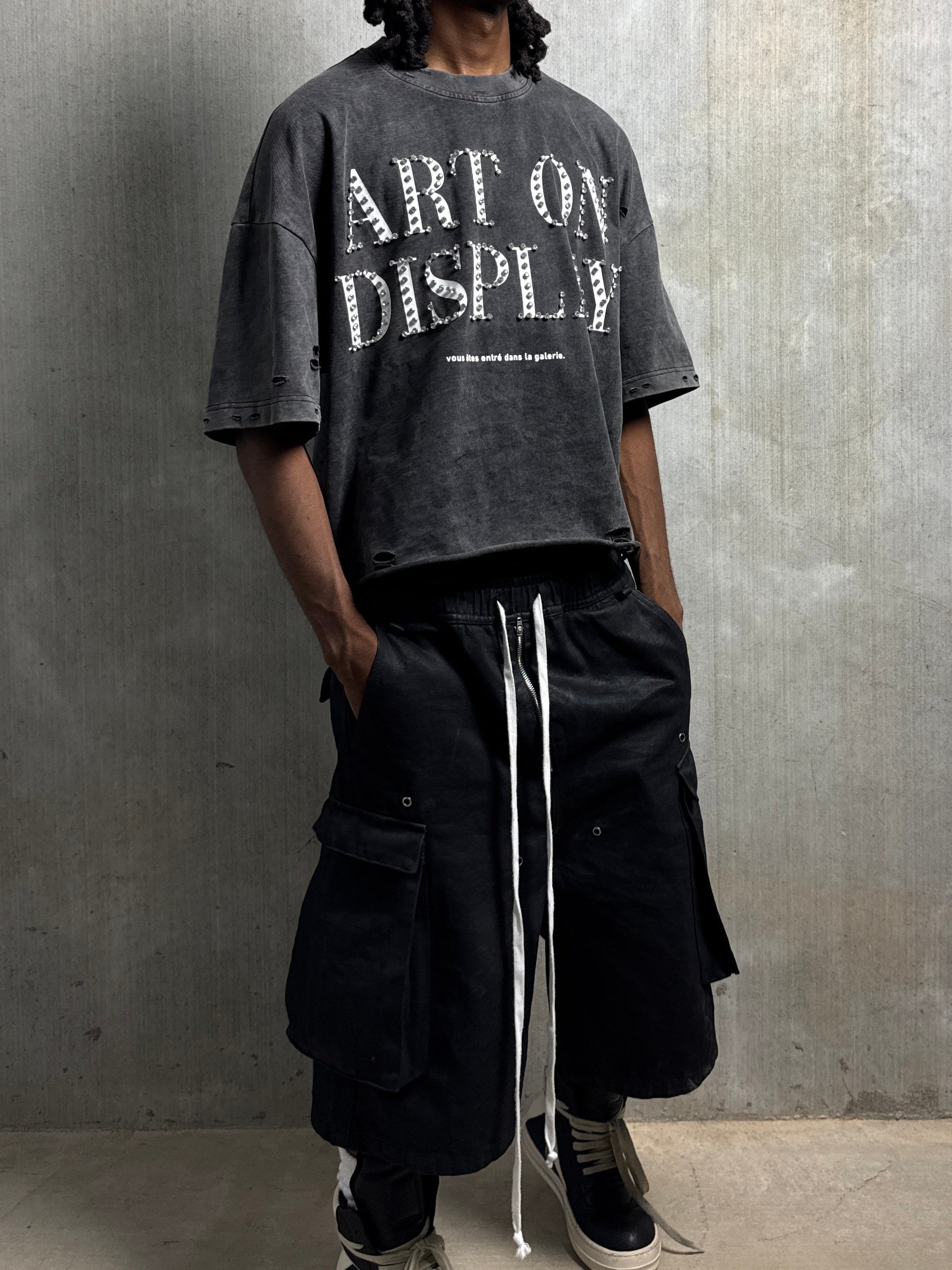 "ART ON DISPLAY" RHINESTONE DISTRESSTED TEE