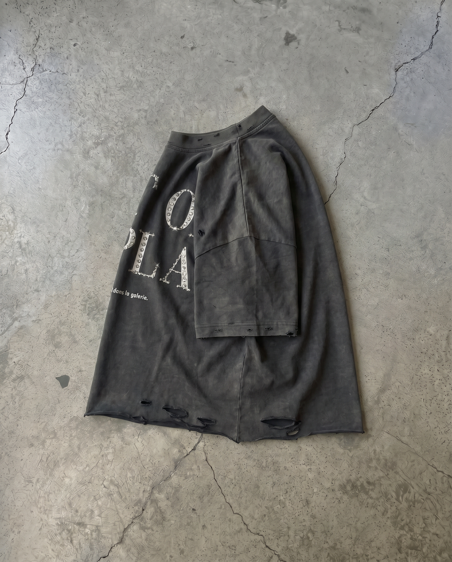 "ART ON DISPLAY" RHINESTONE DISTRESSTED TEE