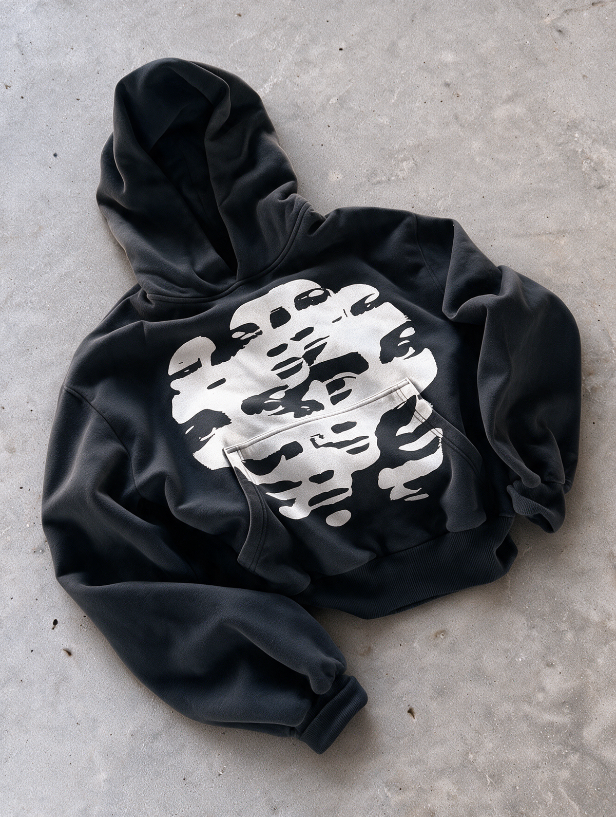 'DISTORTION' 500G HEAVYWEIGHT HOODIE — Black — additional product view