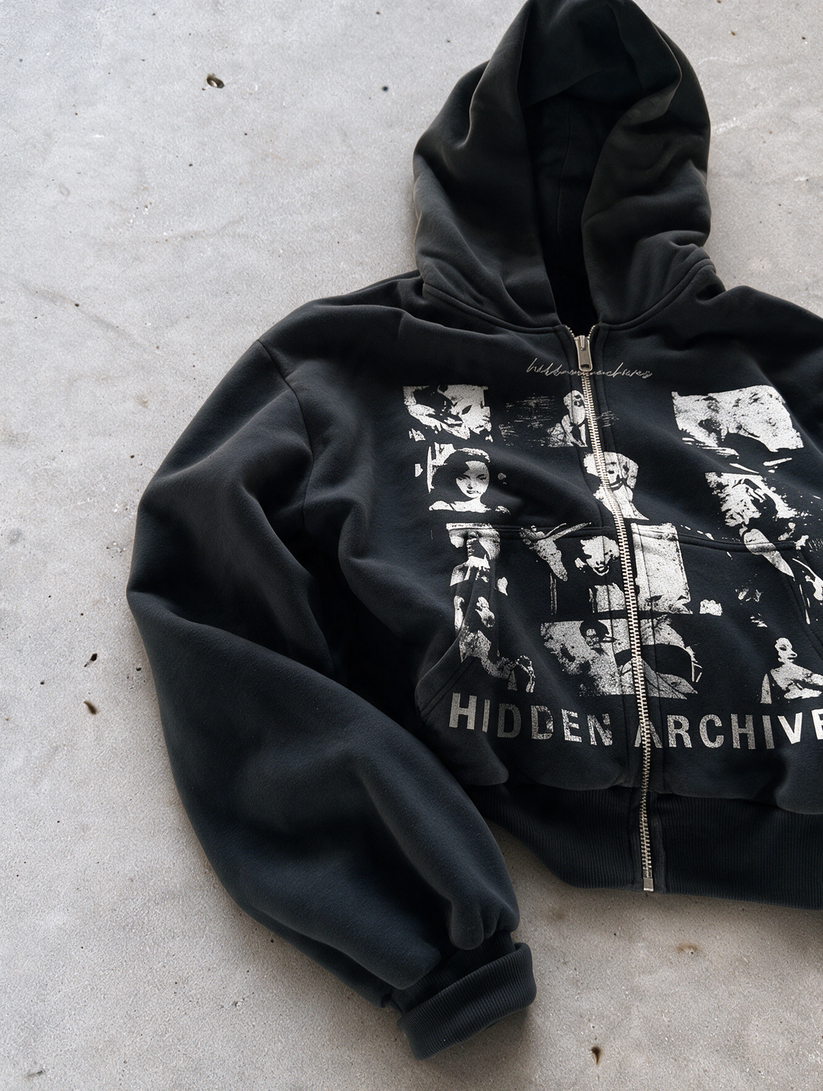 'HIDDEN ARCHIVES' HEAVYWEIGHT BOXY ZIPUP HOODIE — Black — additional product view