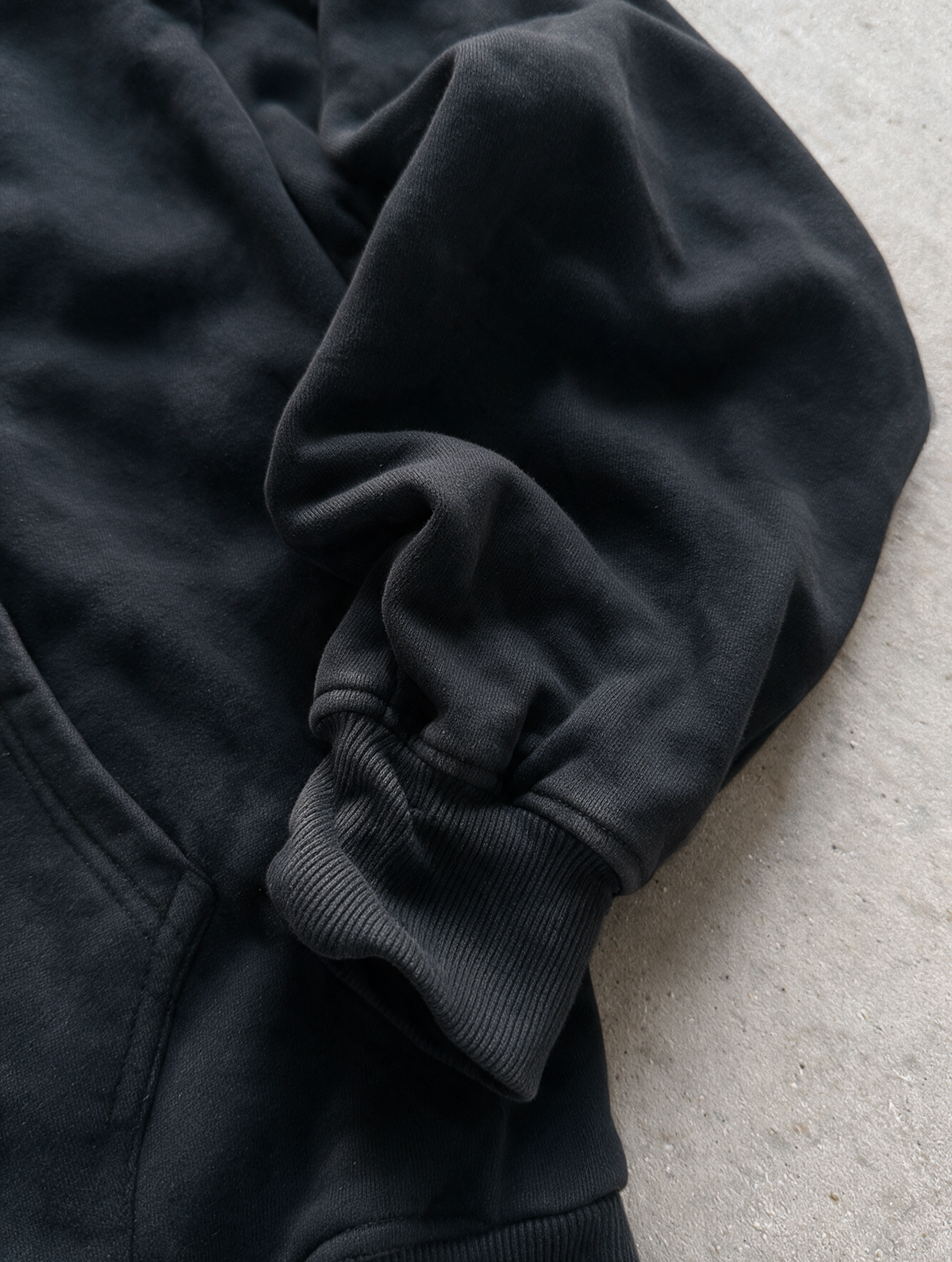 'REVENANT' HEAVYWEIGHT BOXY ZIPUP HOODIE — Black — additional product view