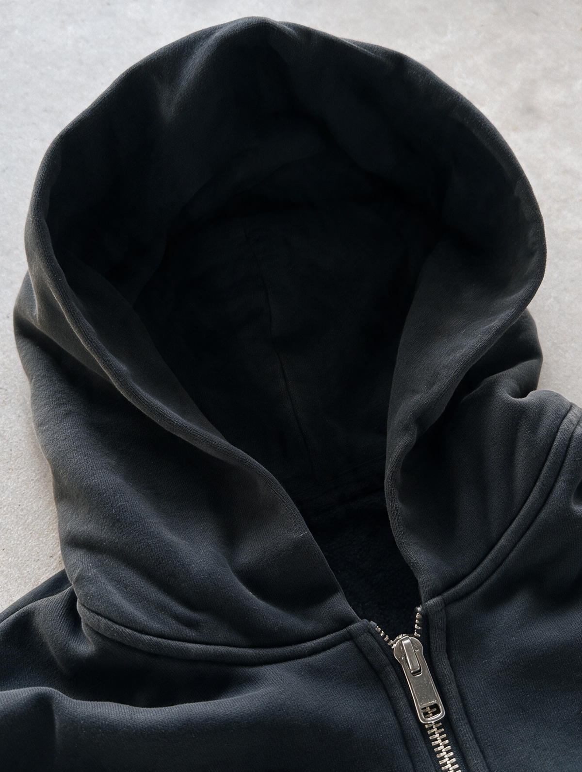 'HIDDEN ARCHIVES' HEAVYWEIGHT BOXY ZIPUP HOODIE — Black — additional product view